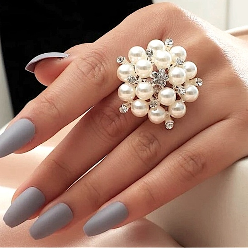 NWT Pearl Cluster Statement Ring Boutique Gorgeous Trendy Luxury Glam Party Ring